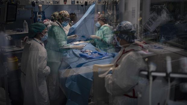 A COVID-19 patient receives treatment in the ICU of the Hospital del Mar, in Barcelona, Spain, Tuesday, Jan. 19, 2021. The unrelenting increase in COVID-19 infections in Spain following the holiday season is again straining hospitals, threatening the mental health of doctors and nurses who have been at the forefront of the pandemic for nearly a year. (AP Photo/Felipe Dana)