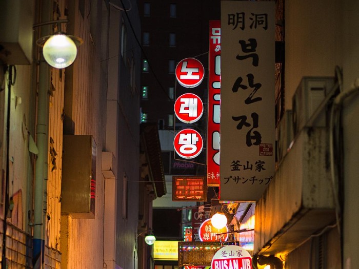 1061957116 Myeong-dong fashion street, Seoul central district. 서울 명동