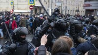 Polisi bentrok dengan pengunjuk rasa di Moskow, ketika puluhan ribu demonstran turun ke jalan-jalan di Rusia pada hari Sabtu (23/1), menyusul seruan Navalny untuk memprotes pemerintahan Presiden Vladimir Putin.