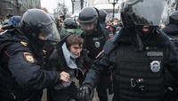 OVD Info, yang memantau aksi unjuk rasa oposisi, mengatakan pada Minggu (24/1) waktu setempat, bahwa polisi menangkap sedikitnya 3.324 demonstran di puluhan kota. 1.320 orang ditahan di Moskow dan 490 orang ditangkap di kota terbesar kedua Rusia, Saint Petersburg.