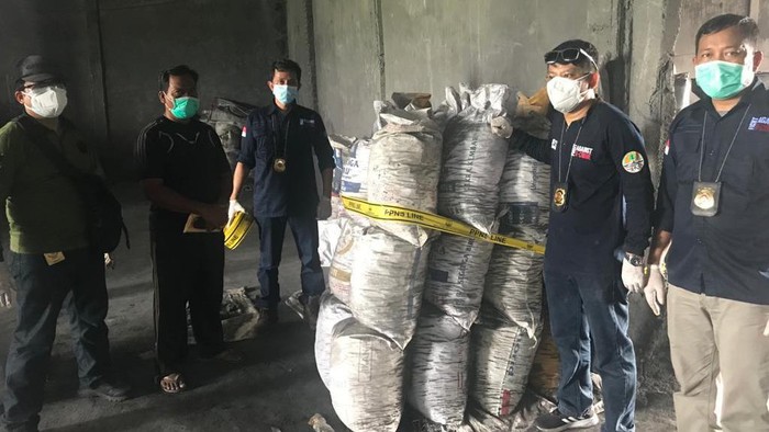 Ada yang mengolah limbah B3 tanpa izin di Jombang. Akhirnya, 4 perusahan aluminium itu disegel penyidik dari Kementerian Lingkungan Hidup dan Kehutanan (KLHK)