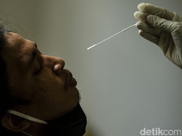 Badan Pengawasan Keuangan dan Pembangunan (BPKP) hadirkan laboratorium mini-layanan tes swab antigen bagi para pegawai. Hal itu dilakukan guna cegah COVID-19.
