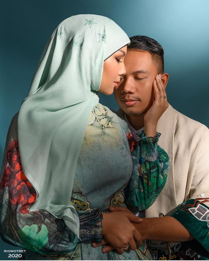 Aksi Seru Makan Bersama ala Vicky Prasetyo dan Kalina Aksi Seru Makan Bersama ala Vicky Prasetyo dan Kalina