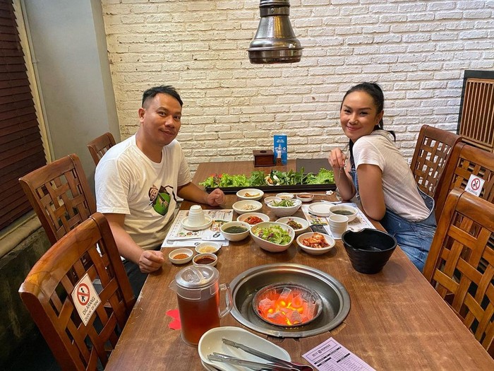 Aksi Seru Makan Bersama ala Vicky Prasetyo dan Kalina Aksi Seru Makan Bersama ala Vicky Prasetyo dan Kalina