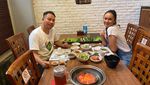 Mesra! Aksi Seru Makan Bersama ala Vicky Prasetyo dan Kalina