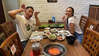 Vicky yang dikenal humoris, selalu punya gaya kocak saat makan. Lihat saja momen ketika makan di restoran Korea ini. Pose unik ala bangau pun ditunjukkan di depan kamera.  Foto: instagram @vickyprasetyo777/ @kalinaoctaranny