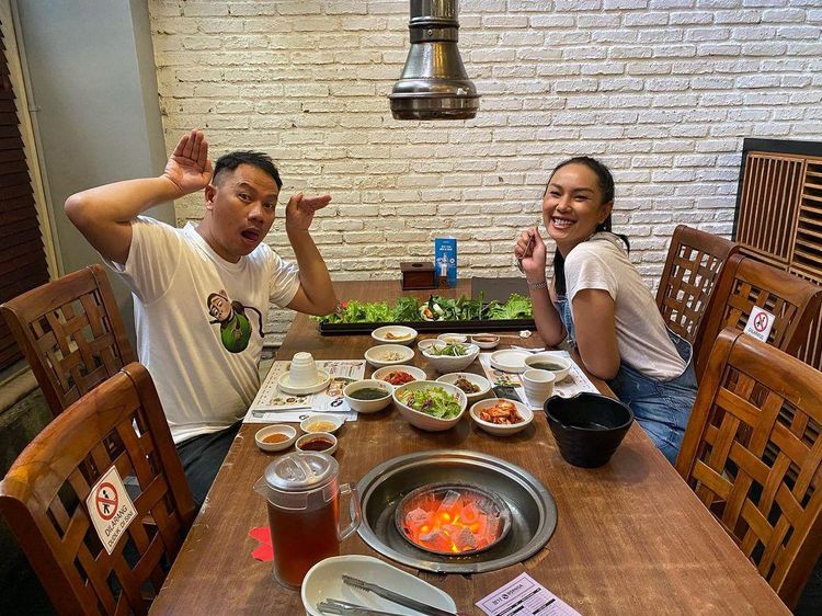 Mesra! Aksi Seru Makan Bersama ala Vicky Prasetyo dan Kalina