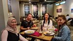 Mesra! Aksi Seru Makan Bersama ala Vicky Prasetyo dan Kalina
