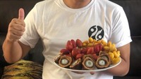 Demikian juga dengan Vicky yang memang hobi ngemil. Camilannya ini agak antimainstream. Ia memilih ngemil kurma muda sebagai makanan sehat yang kaya manfaat.  Foto: instagram @vickyprasetyo777/ @kalinaoctaranny