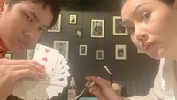Ibunda Azka Corbuzier ini terlihat lebih ceria dan sering tertawa. Wanita yang usianya sudah menginjak kepala 4 ini juga jadi sering pose dengan gaya nyentrik.  Foto: instagram @vickyprasetyo777/ @kalinaoctaranny