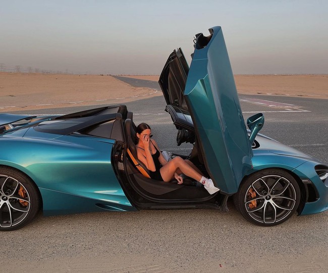 Bukan crazy rich namanya kalau tak mengendarai super car. (Foto: Instagram/@mil_anna)