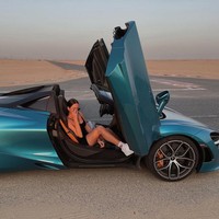 Bukan crazy rich namanya kalau tak mengendarai super car. (Foto: Instagram/@mil_anna)