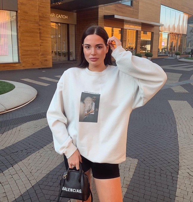 Busananya pun tentu tak kalah mewah. Tas Balenciaga hingga Hermes, jaket Hermes hingga Chanel kerap menemani penampilannya. (Foto: Instagram/@mil_anna)