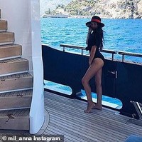 Perempuan 24 tahun ini juga hobi berpesta di perahu pesiar alias yacht. (Foto: Instagram/@mil_anna)