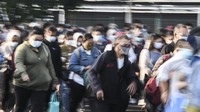 Antrean penumpang KRL Commuter Line tersebut terjadi akibat kebijakan pembatasan jumlah penumpang di setiap rangkaian kereta untuk mencegah penyebaran wabah COVID-19.