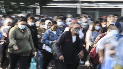 PSBB Berlaku Lagi, Penumpang Menumpuk di Stasiun Bekasi