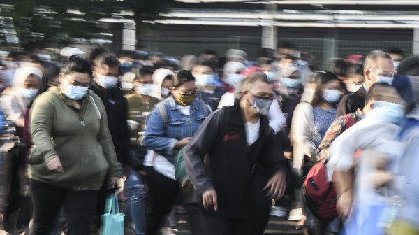PSBB Berlaku Lagi, Penumpang Menumpuk di Stasiun Bekasi
