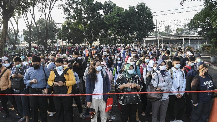 Sejumlah calon penumpang berjalan menuju pintu masuk Stasiun Bekasi, Jawa Barat, Senin (25/1/2021). Antrean penumpang KRL Commuter Line tersebut terjadi akibat kebijakan pembatasan jumlah penumpang di setiap rangkaian kereta untuk mencegah penyebaran wabah COVID-19. ANTARA FOTO/Fakhri Hermansyah/wsj.
