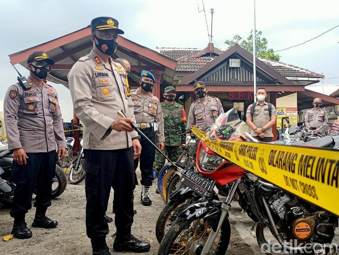 Petugas gabungan di Kediri menggelar razia balap liar di tengah pandemi COVID-19. Ada 134 sepeda motor yang diamankan dari lokasi di Desa Sidomulyo, Kecamatan Purwoasri.