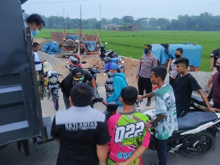 Belasan remaja di Ponorogo menggelar balap liar. Satlantas Polres Ponorogo akhirnya menilang mereka.