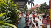 Kolam renang untuk anak-anak, liat guys anak-anaknya pada senang bermain air tuh