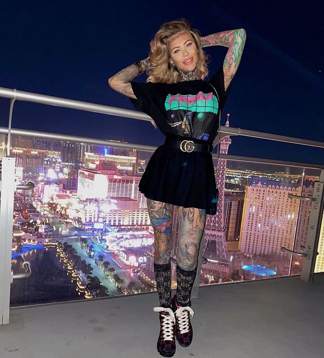 Aku suka tampil menarik perhatian, aku suka seni. Aku suka dengan waktu dan dedikasinya, jadi aku melakukannya saja dan semua tubuhku terpenuhi, Foto: Instagram @becky_holt_bolt