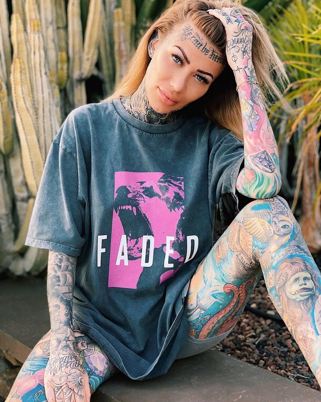 Wanita cantik ini mentato hampir semua bagian tubuhnya, mulai dari wajah, ketiak, hingga area intim. Penampilan ekstremnya tersebut tentu mencuri perhatian setiap orang yang melihat. Foto: Instagram @becky_holt_bolt