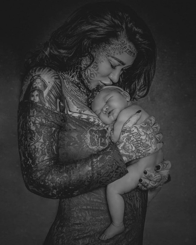 Untuk semua gambar di tubuhnya, Becky telah mengeluarkan total £35.000 atau sekitar Rp 673 jutaan. Foto: Instagram @becky_holt_bolt