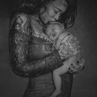 Untuk semua gambar di tubuhnya, Becky telah mengeluarkan total £35.000 atau sekitar Rp 673 jutaan. Foto: Instagram @becky_holt_bolt