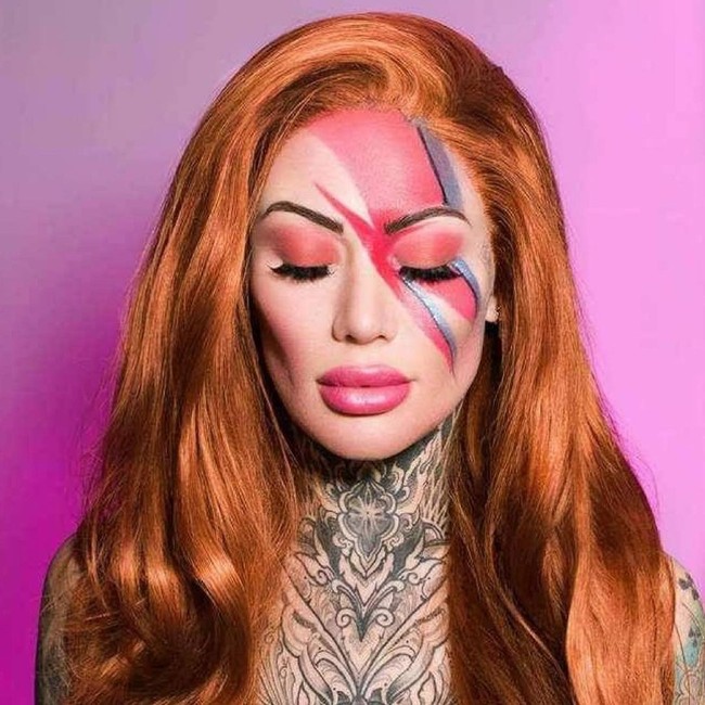 Beckly Holt mengaku sebagai wanita paling bertato di Inggris Raya. Sebagian besar dirinya memang dipenuhi dengan tato yang menghiasi 95% tubuhnya. Karena hal ini, Becky mengaku sering diusik dengan komentar-komentar jahat. Foto: Instagram @becky_holt_bolt