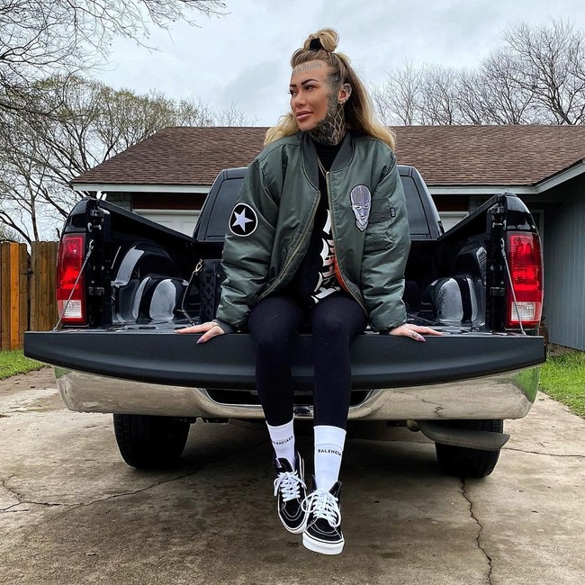 Becky Holt sudah menggambar tubuhnya dengan tato sejak berusia 15 tahun. Tato pertamanya adalah nama pacarnya yang terletak di bagian selakangan. Sejak itu, ia terpikir untuk membuat seni yang lebih menonjol lagi. Foto: Instagram @becky_holt_bolt