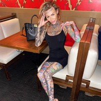 Meski banyak orang berbisik ketika membicarakannya, wanita 33 tahun itu mengaku sering mendengar apa yang mereka katakan. Mereka akan bicara pelan atau cukup keras dan sangat kasar mengenai penampilanku, ini tubuh dan pilihanku dan jika orang-orang tidak suka, aku tidak peduli, kata Becky. Foto: Instagram @becky_holt_bolt