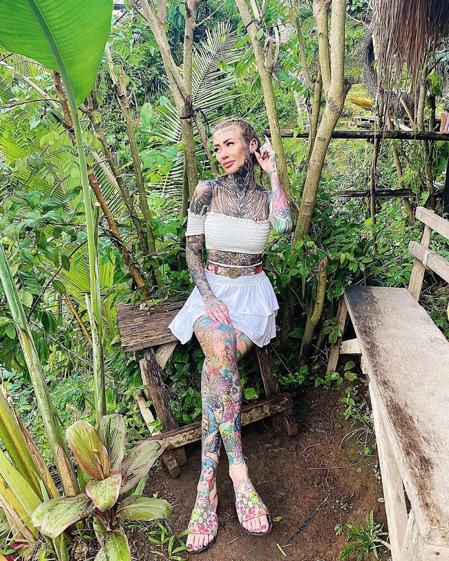 Orang yang cenderung lebih mau membantuku, itu bisa menandakan bagaimana perbedaan orang-orang memperlakukanku ketika aku meminta pertolongan atau ingin bertanya. Dan orang-orang menjadi sangat kasar padaku ketika aku terlihat bertato, sepertinya orang berpikir aku sedikit preman dan takut denganku, ujarnya di acara This Morning. Foto: Instagram @becky_holt_bolt