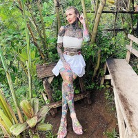 Orang yang cenderung lebih mau membantuku, itu bisa menandakan bagaimana perbedaan orang-orang memperlakukanku ketika aku meminta pertolongan atau ingin bertanya. Dan orang-orang menjadi sangat kasar padaku ketika aku terlihat bertato, sepertinya orang berpikir aku sedikit preman dan takut denganku, ujarnya di acara This Morning. Foto: Instagram @becky_holt_bolt