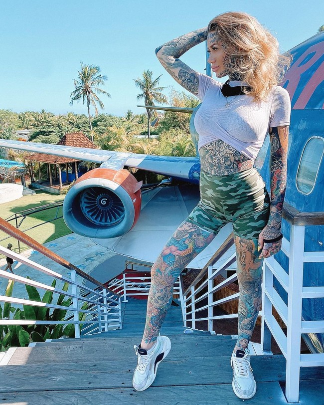 Tak hanya memperhatikan, Becky juga mengaku sering mendengar komentar jahat. Banyak yang mengira jika ibu satu anak itu adalah anggota geng yang menakutkan. Hal itu dibuktikan ketika Becky terlibat dalam sebuah eksperimen sosial di mana beberapa orang lebih yakin untuk menolongnya ketika ia menutup tato di tubuhnya. Foto: Instagram @becky_holt_bolt