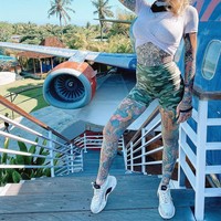 Tak hanya memperhatikan, Becky juga mengaku sering mendengar komentar jahat. Banyak yang mengira jika ibu satu anak itu adalah anggota geng yang menakutkan. Hal itu dibuktikan ketika Becky terlibat dalam sebuah eksperimen sosial di mana beberapa orang lebih yakin untuk menolongnya ketika ia menutup tato di tubuhnya. Foto: Instagram @becky_holt_bolt