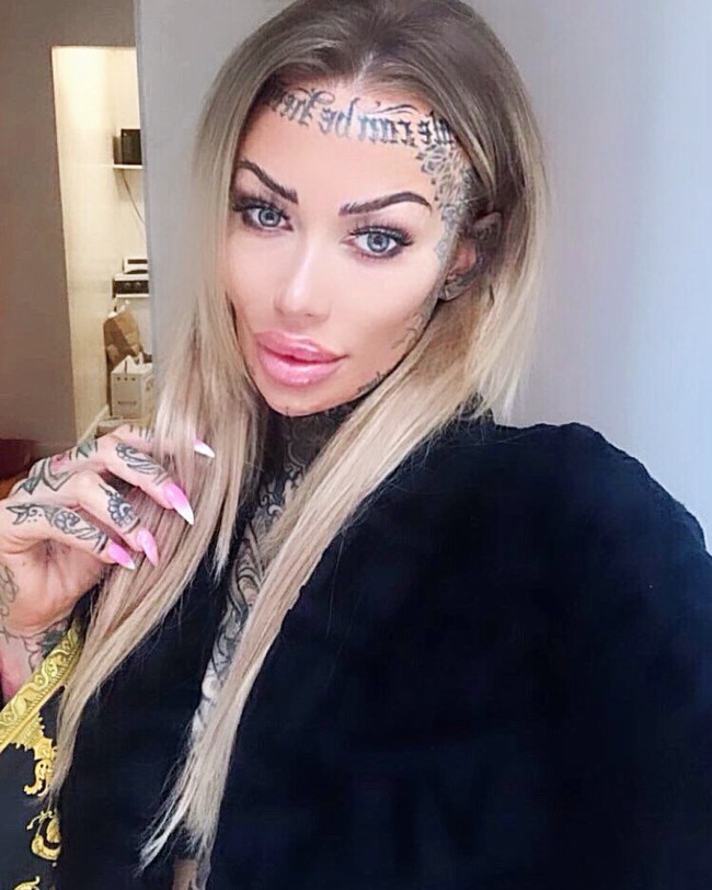 Tempat yang paling sakit (saat ditato) adalah ketiak, aku mentato semua ketiakku, semua selangkanganku, semua bagian intimku, sangat sakit tapi bisa ditahan, kata Becky. Foto: Instagram @becky_holt_bolt