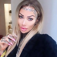 Tempat yang paling sakit (saat ditato) adalah ketiak, aku mentato semua ketiakku, semua selangkanganku, semua bagian intimku, sangat sakit tapi bisa ditahan, kata Becky. Foto: Instagram @becky_holt_bolt