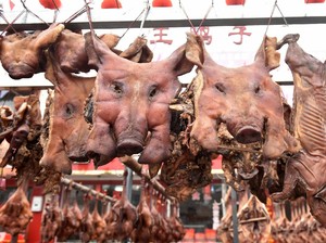 Bikin Kaget! Keluarga Ini Jemur 4.000 Kepala Babi Untuk Jualan