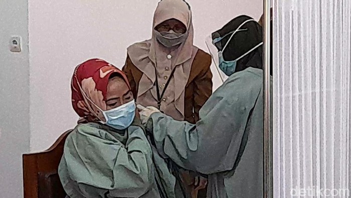 Bupati Brebes Idza Priyanti saat disuntik vaksin COVID-19, di aula RSUD Brebes, Senin (25/1/2021)