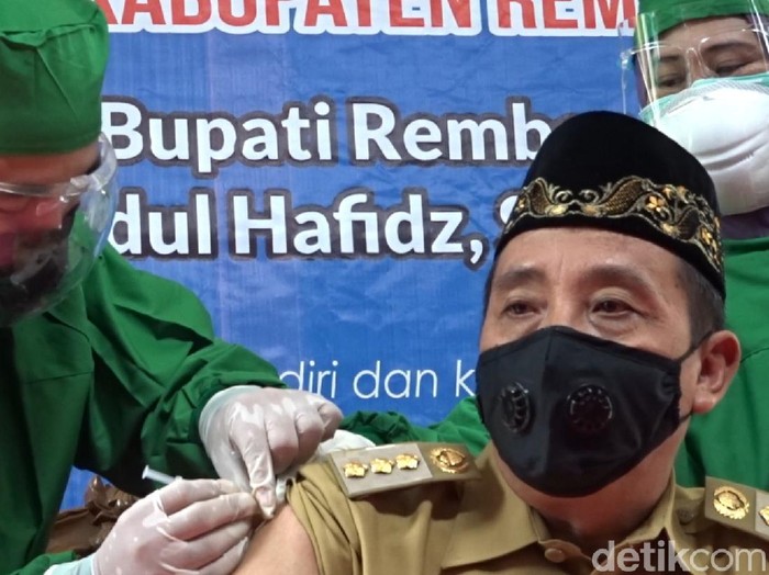 Bupati Rembang Abdul Hafidz disuntik vaksin virus Corona, Senin (25/1/2021).