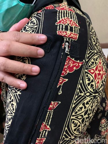 Bupati Sragen, Kusdinar Untung Yuni Sukowati, menunjukkan bajunya yang dimodifikasi demi vaksin Corona, Senin (25/1/2021).