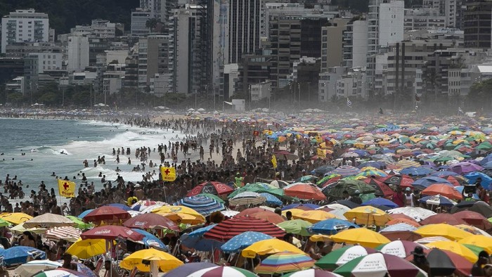 Despite restrictions to limit the spread of COVID-19, thousands crowd Ipanema Beach in Rio de Janeiro, Brazil, Sunday, Jan. 24, 2021. (AP Photo/Bruna Prado)