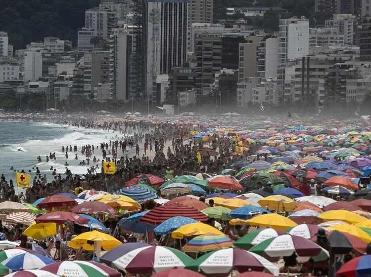 Corona Melonjak, Wisatawan di Pantai Brasil Membludak