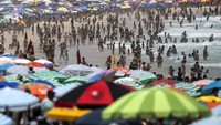 Meskipun Brasil tengah menerapkan pembatasan untuk menekan penyebaran COVID-19, ribuan wisatawan tetap memadati pantai.  