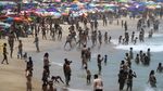 Corona Melonjak, Wisatawan di Pantai Brasil Membludak