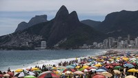 Sebelumnya, pantai ini sempat dibuka kembali untuk umum setelah penutupan pertamanya awal tahun 2020 lalu. AP Photo/Bruna Prado