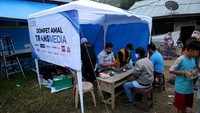 Tim kesehatan CT ARSA Foundation bekerja sama dengan dokter dan perawat setempat dalam memberikan pelayanan kesehatan gratis. Istimewa/Dok. CT ARSA Foundation.