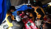 CT ARSA Fuoundation bekerja sama dengan Dompet Amal Transmedia dalam memberikan bantuan masyarakat terdampak bencana Sulawesi Barat. Salah satu bantuan yang diberikan adalah menyediakan layanan kesehatan gratis bagi para pengungsi korban gempa di Sulawesi Barat. Istimewa/Dok. CT ARSA Foundation.