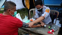 Para pengungsi diperiksa kesehatannya oleh tim kesehatan CT ARSA Foundation. Istimewa/Dok. CT ARSA Foundation.